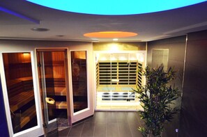 Un interior moderno con entrada por puerta de cristal, revestimiento de madera y una planta.