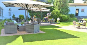 Outdoor dining - EZ - Hotel Residenz Waldkrone Kühlungsborn GmbH & Co. Co.KG (Kühlungsborn)