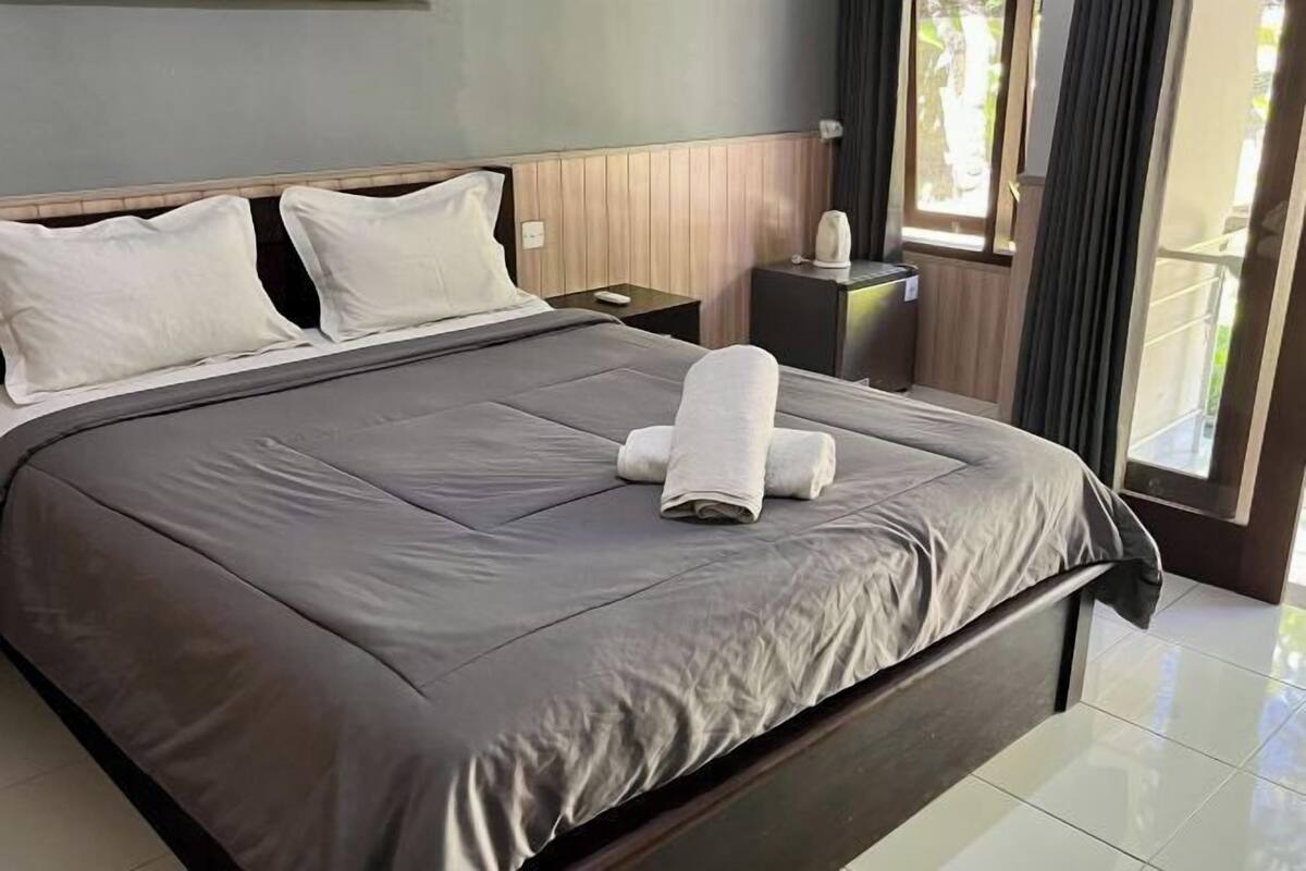 Een minibar, een bureau, gratis wifi, beddengoed