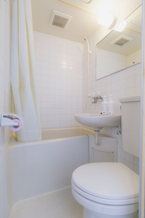 Departamento (5-B) | Baño | Tina con regadera, amenidades de baño gratuitas, secadora de cabello 