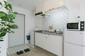 Departamento (5-B) | Cocineta privada | Refrigerador, microondas, parrilla de estufa y utensilios de cocina 
