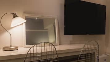 Apartament (5-B) | 1 dormitori, escriptori, planxa i posts de planxar i wifi gratuïta