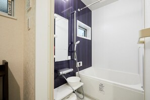 하우스 (Private Vacation Home) | 욕실 | 샤워기/욕조 결합, 슬리퍼, 타월, 샴푸