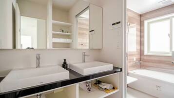 Higawa | Bathroom | Combined shower/tub, deep soaking tub, free toiletries, hair dryer