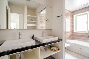 Hus (Higawa) | Badeværelse | Kombination af bruser/badekar, dybe badekar, gratis toiletartikler