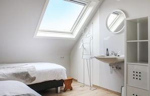 2 bedrooms, travel crib, free WiFi