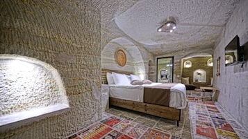 Deluxe-Doppelzimmer (Cave) | Minibar, Zimmersafe, individuell dekoriert, Schreibtisch