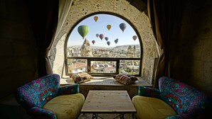 A cozy room with a view of a cityscape and hot air balloons. - Arinna Cappadocia (Nevsehir)