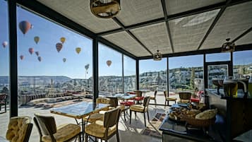 Desayuno de cocina local incluido todos los días