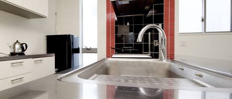 獨棟房屋 (Private Vacation Home) | 私人小型廚房 | 電冰箱、微波爐、爐台、鍋具/餐盤/廚房用品