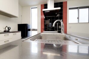 Hus (Private Vacation Home) | Eget pentry | Kylskåp, mikrovågsugn, spishäll och grytor/köksredskap