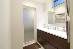 Ferienhaus (Private Vacation Home) | Badezimmer | Duschwanne, Handtücher, Shampoo