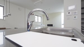 Rumah (Private Vacation Home) | Dapur kecil pribadi | Lemari es, microwave, kompor, dan peralatan masak/sendok-piring