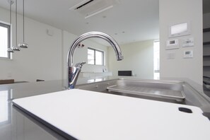 獨棟房屋 (Private Vacation Home) | 私人小型廚房 | 電冰箱、微波爐、爐台、鍋具/餐盤/ 廚房用品