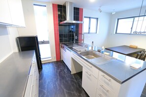 Hus (Private Vacation Home) | Eget pentry | Kylskåp, mikrovågsugn, spishäll och grytor/köksredskap