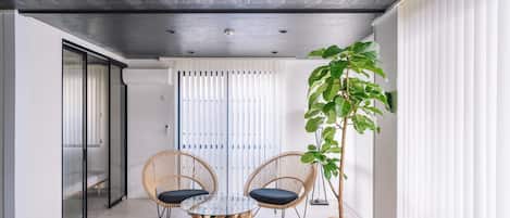 ジッチャク | リビング エリア | 薄型テレビ、Netflix、iPod ドック、ストリーミングサービス