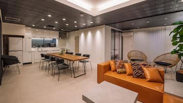 Casa básica (Jicchaku) | Área de sala de estar | Televisión de pantalla plana, Netflix y estación para iPod