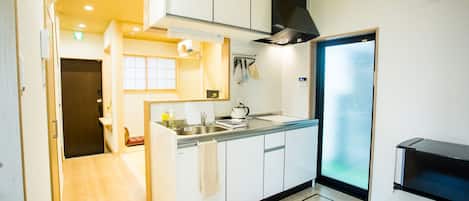 Casa de ciudad familiar (Private Vacation) | Cocina privada | Frigobar, parrilla de estufa, tetera eléctrica y utensilios de cocina