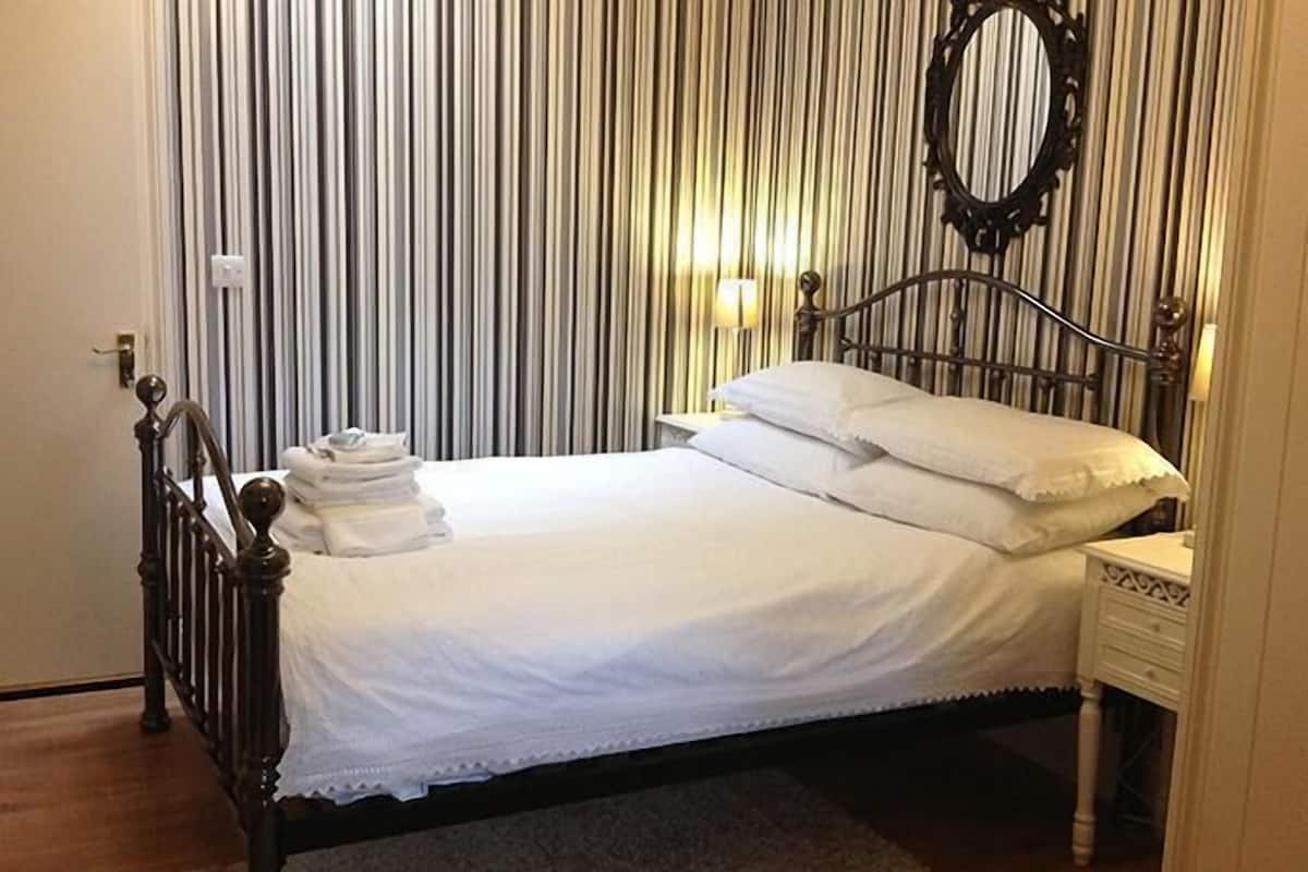 Double Room | Premium bedding, laptop workspace, iron/ironing board, WiFi (free)