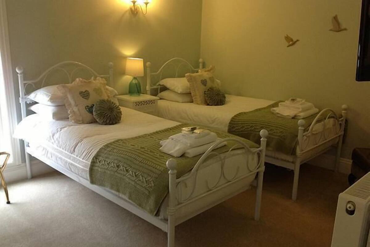 Twin Room | Premium bedding, laptop workspace, iron/ironing board, WiFi (free)