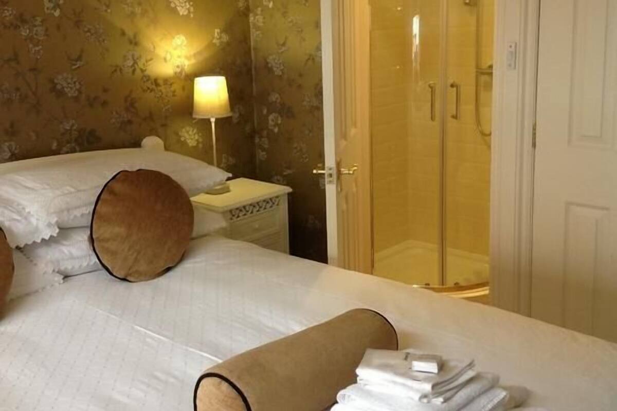 Double Room | Premium bedding, laptop workspace, iron/ironing board, WiFi (free)