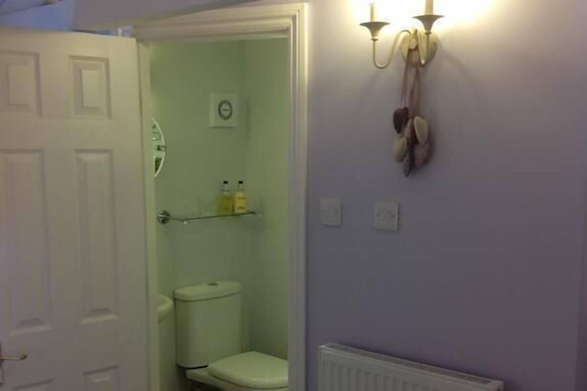 Double Room | Premium bedding, laptop workspace, iron/ironing board, WiFi (free)