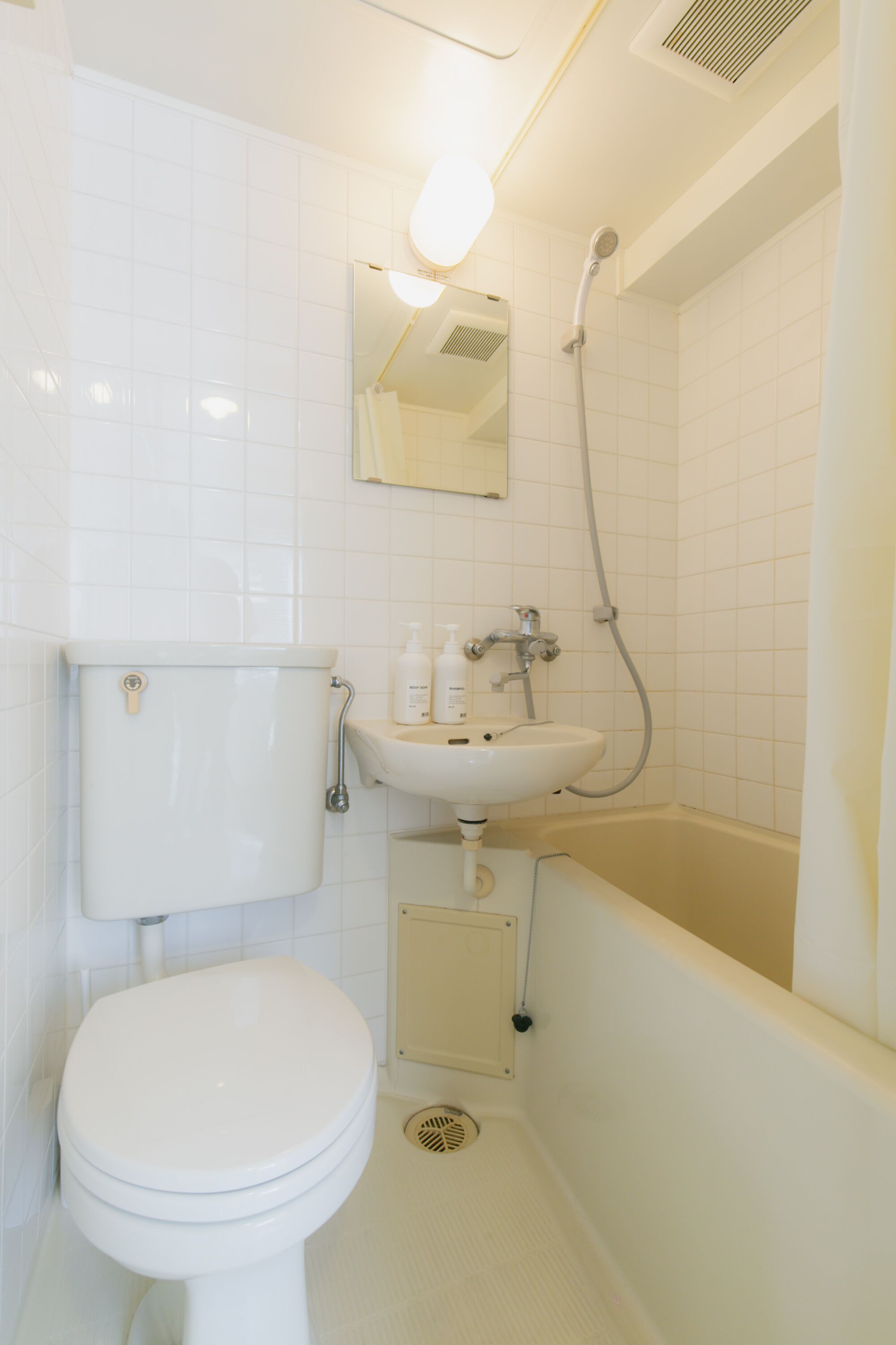 5-D | Bathroom | Combined shower/tub, free toiletries, hair dryer, towels