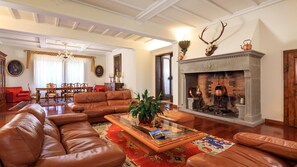 Tenis de mesa, libros y estéreo 