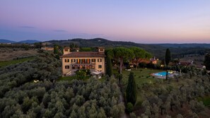 A large villa with a swimming pool, surrounded by olive groves and hills. - Villa Beltrami 14, Emma Villas (Bagnolo-cantagallo)