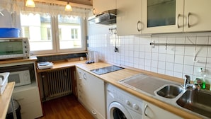 Apartemen Kota | Dapur pribadi | Mesin pembuat kopi/teh, microwave, oven, dan kompor