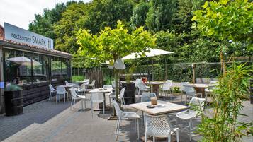 Khu ẩm thực ngoài trời