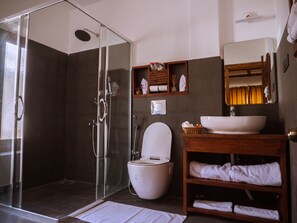 Shower, rainfall showerhead, free toiletries, bathrobes - Le Mentok Wellness Resort (Leh)