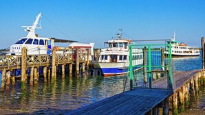 A dock with boats, wooden walkways, and a clear sky. - Holiday apartment mit Pool (Porto Santa Margherita)