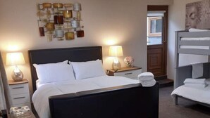 Classic-Vierbettzimmer | Bügeleisen/Bügelbrett, kostenloses WLAN