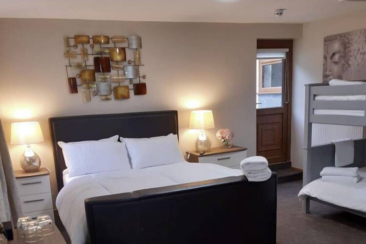 Classic Quadruple Room | Iron/ironing board, WiFi (free)