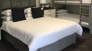Deluxe-Vierbettzimmer | Bügeleisen/Bügelbrett, kostenloses WLAN