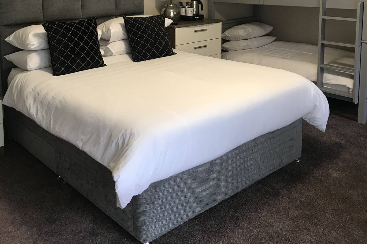Deluxe Quadruple Room | Iron/ironing board, WiFi (free)