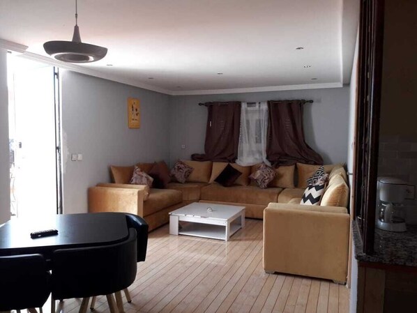 60–senttinen taulutelevisio, jossa satelliittikanavat