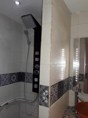 Bathroom shower - Appartement d'Hôte (Safi)