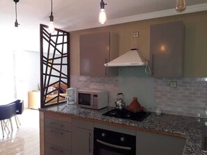 Täysikokoinen jääkaappi, mikroaaltouuni, uuni, liesi