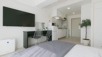 Apartament (5-C) | 1 dormitori, escriptori, planxa i posts de planxar i wifi gratuïta