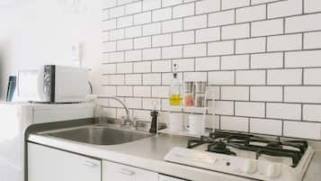 Apartament (5-C) | Cuina bàsica privada | Frigorífic, microones i placa de cuina