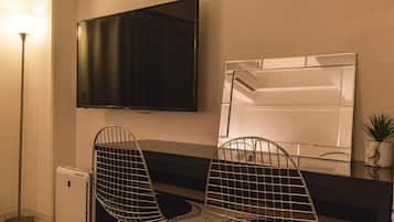 Apartament (5-C) | 1 dormitori, escriptori, planxa i posts de planxar i wifi gratuïta