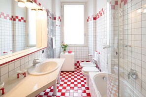 Appartement, 1 slaapkamer, uitzicht op de stad | Badkamer | Gratis toiletartikelen, een haardroger, badjassen, een bidet