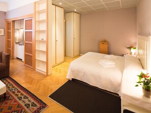 Estudio, vista a la ciudad | Caja de seguridad en la habitación, escritorio y insonorización 