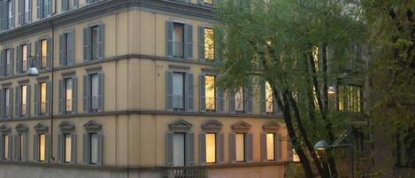 Fassade der Unterkunft – Abend/Nacht