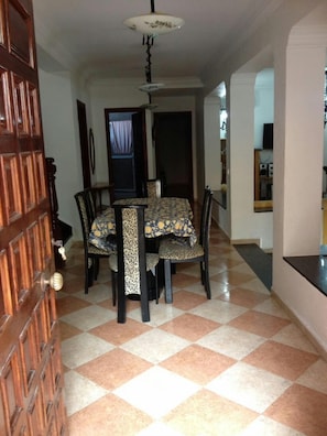 Villa | Essbereich im Zimmer