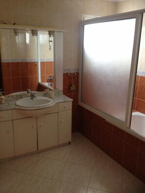 Villa | Bad | Kombinert dusj/badekar og håndklær