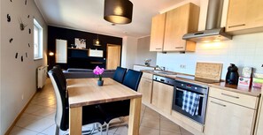 Design Apartment | Private kitchen | Fridge, microwave, oven, stovetop