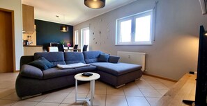 Căn hộ có thiết kế đặc sắc | Phòng khách | TV